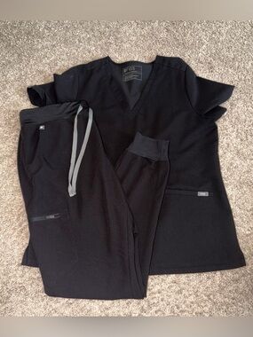 Figs Black V-Neck Scrub Top and Black Jogger Scrub Pants Set Large